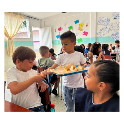 En cada salón revivimos el espíritu solidario de Jesús con un delicioso compartir.
