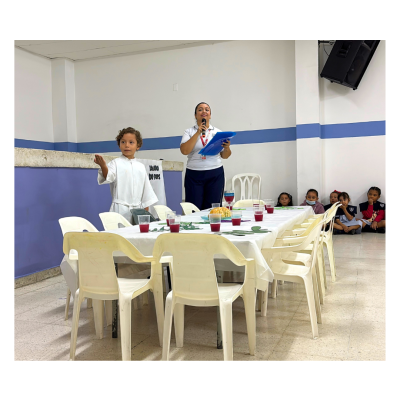 El pequeño Jesús invita a sus apóstoles a compartir su última cena.